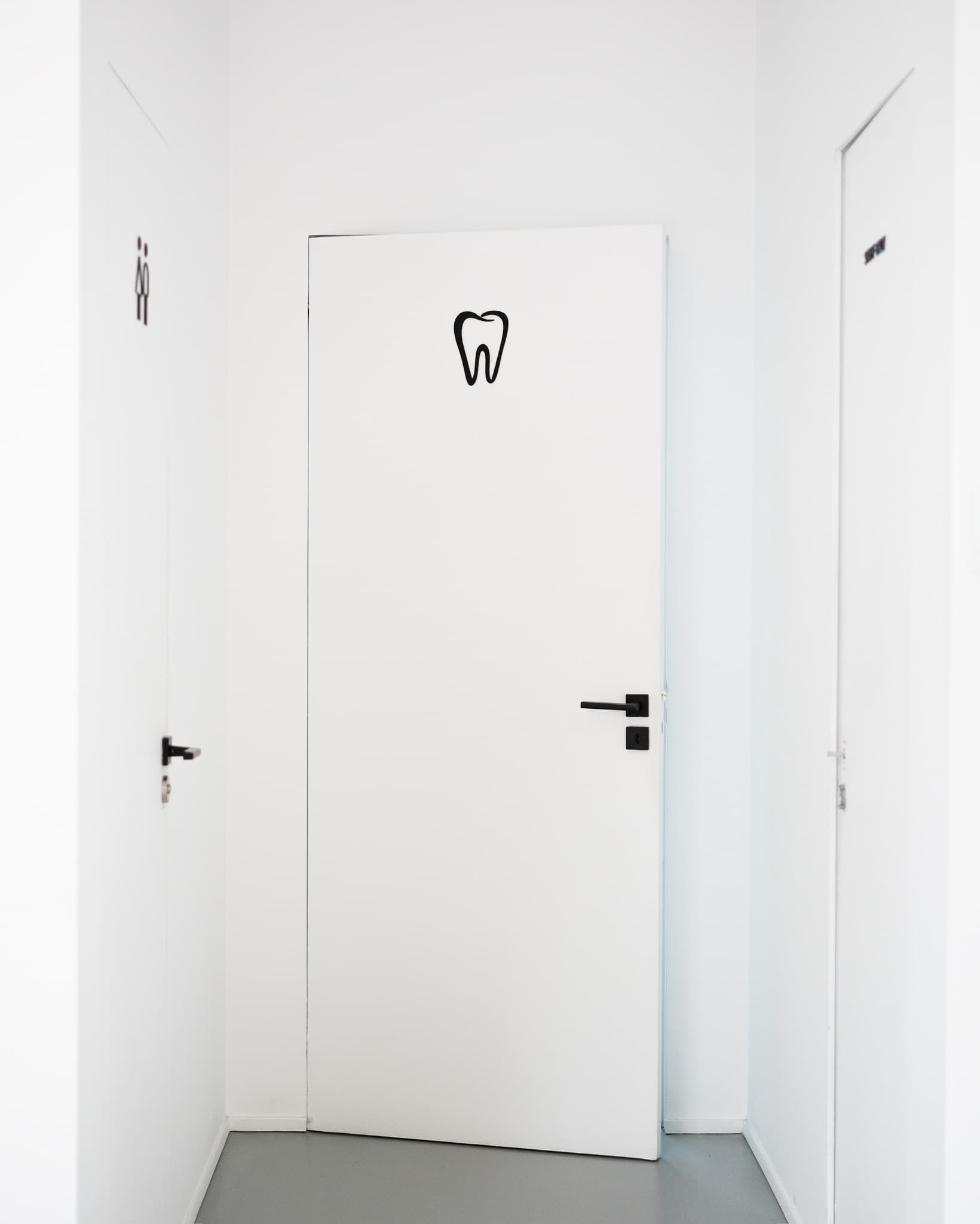 European Dental Clinic — corridoio